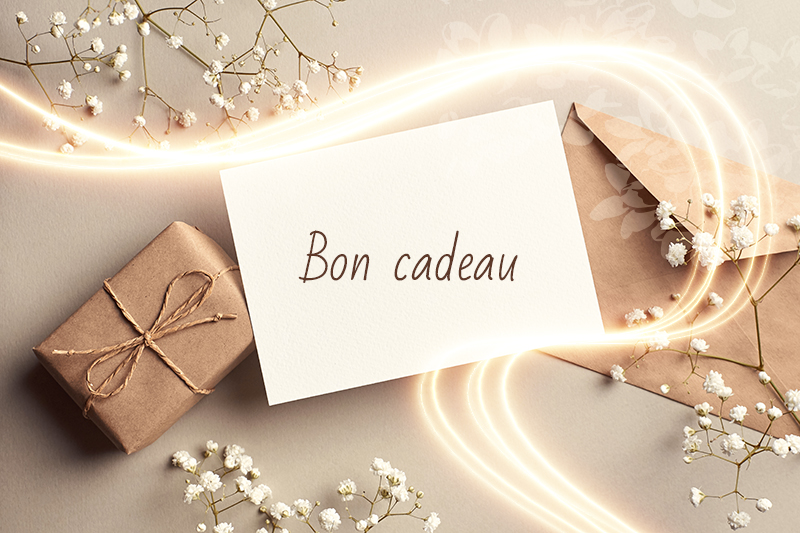 Invitation,Or,Greeting,Card,Mockup,With,Gift,Box,And,Gypsophila